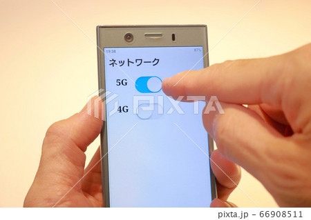 スマホの5G通信方式を選ぶ指 スマホの5G通信方式を選ぶ指 66908511