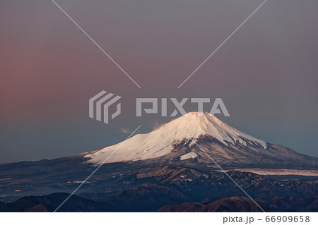 丹沢・塔ノ岳から見る朝焼けの富士山 丹沢・塔ノ岳から見る朝焼けの富士山 66909658