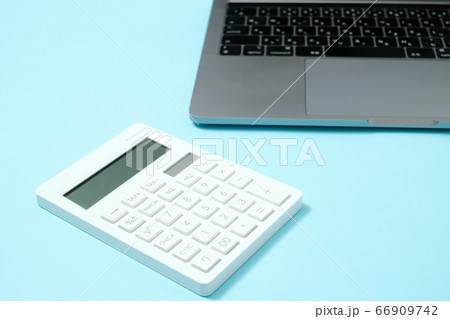 ノートパソコンと計算機 ノートパソコンと計算機 66909742