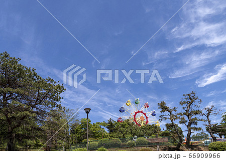 春の遊園地の上空に巻雲と青空がある景色 春の遊園地の上空に巻雲と青空がある景色 66909966