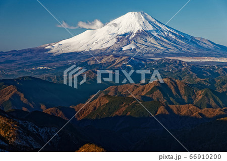 丹沢・塔ノ岳から見る朝の富士山 丹沢・塔ノ岳から見る朝の富士山 66910200