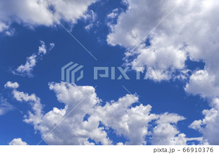 夏イメージ 青空と雲の背景素材の写真素材