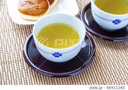 湯呑に入った緑茶とお茶菓子 湯呑に入った緑茶とお茶菓子 66911260