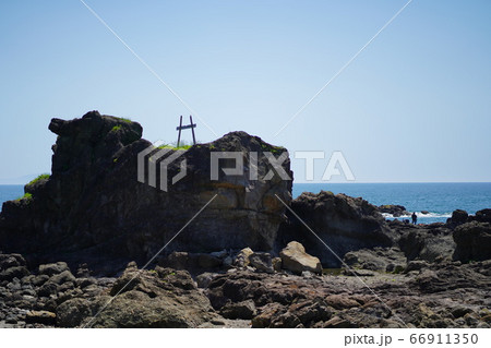 初夏の磯釣りの風景（1名）　日本海（白神のスフィンクス） 66911350