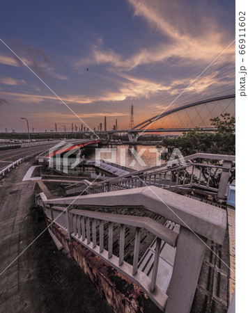 堺泉北工業地帯 浜寺大橋 歩道橋 工場夜景 堺泉北工業地帯 浜寺大橋 歩道橋 工場夜景 66911602