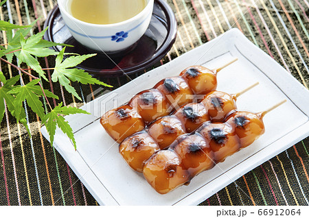 湯呑に入った緑茶とお茶菓子 湯呑に入った緑茶とお茶菓子 66912064