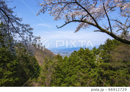 山梨中央市 山の神千本桜と甲府盆地 八ヶ岳の写真素材