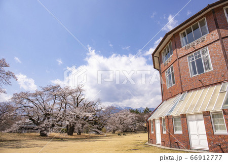 【山梨県北杜市】桜満開の清春芸術村　ラ・リューシュと甲斐駒ケ岳 66912777