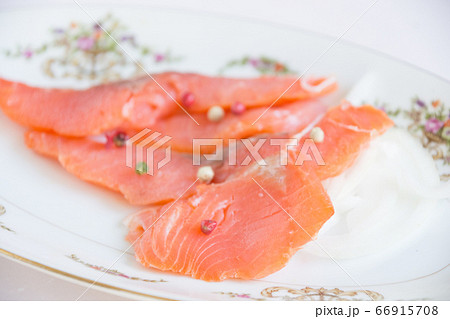 スモークサーモン 66915708