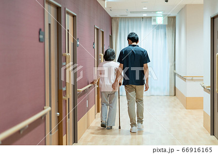 リハビリをするシニア女性と介護士 66916165