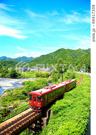 長良川沿いに走る観光列車ながら 66917308