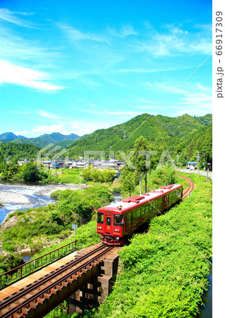 長良川沿いに走る観光列車ながら 66917309
