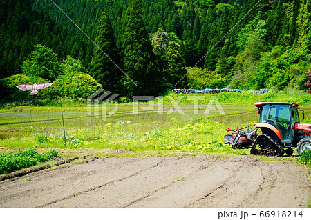 山奥の田んぼと畑とトラクター 66918214