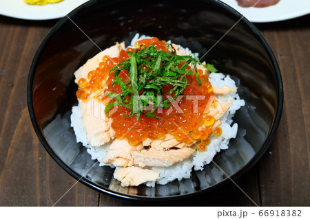 やっぱりサケの親子丼 やっぱりサケの親子丼 66918382
