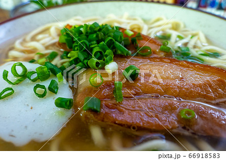 亀かめそば 沖縄そば 三枚肉 接写 横位置 66918583