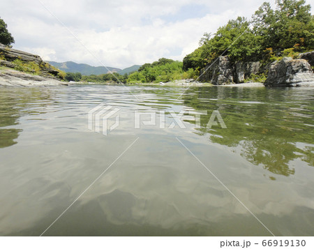 自然の中をゆったり流れる川の水面 自然の中をゆったり流れる川の水面 66919130
