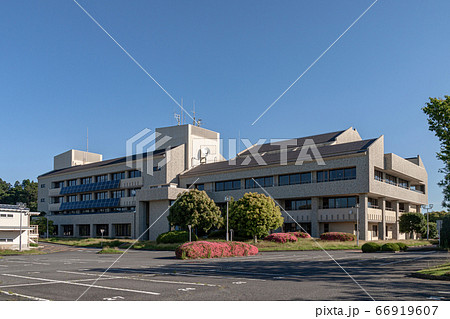 青空快晴を背にした北茨城市役所庁舎【春】 66919607