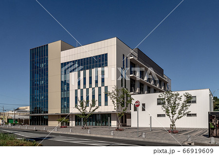 青空快晴を背にした高萩市役所庁舎【電線なし】 66919609