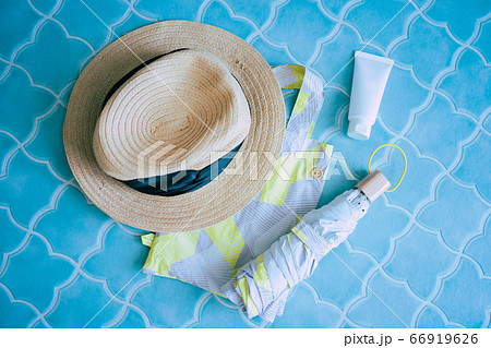 夏の外出に欠かせない日焼け対策グッズ	 66919626