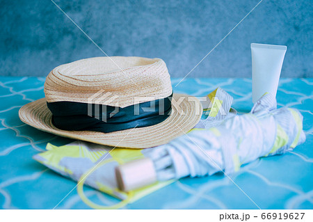 夏の外出に欠かせない日焼け対策グッズ	 66919627