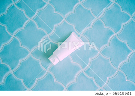 洗面台に置かれた白いチューブ状のスキンケアコスメ 66919931