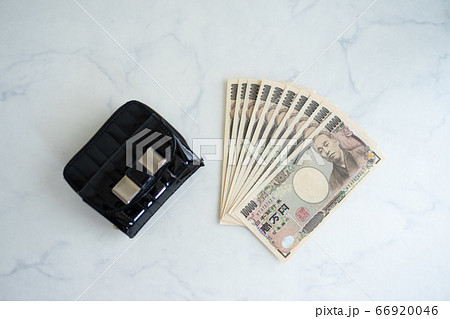 10万円と女性物の財布 66920046
