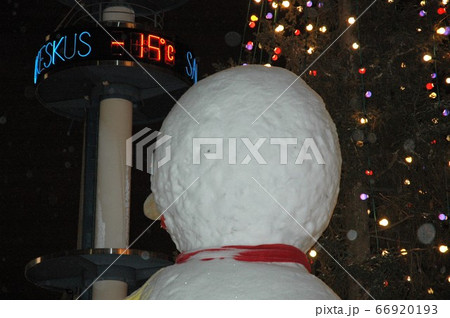 フィンランド、ロヴァニエミ、雪だるま 66920193