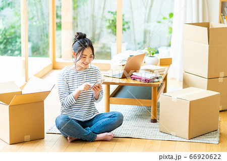 引越しの準備をする若い女性 引越しの準備をする若い女性 66920622