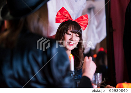 ハロウィンパーティを楽しむ若い女性 66920840