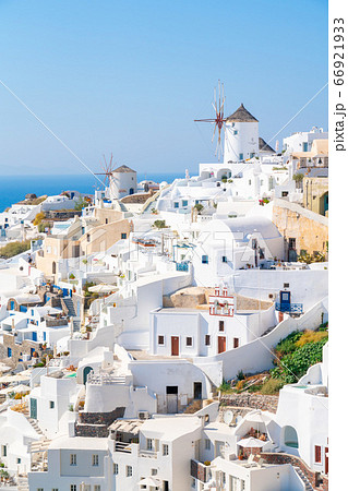 ギリシャ 青と白の世界サントリーニ島の絶景 8月 の写真素材
