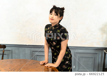 チャイナドレスの女性 66922125