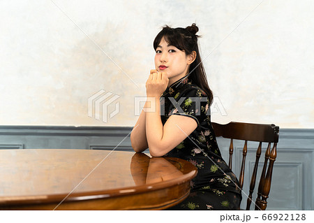 チャイナドレスの女性 66922128