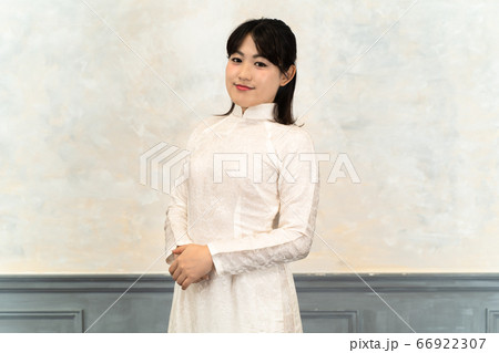 アオザイを着た女性 66922307