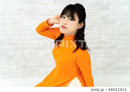 アオザイを着た女性 66922812