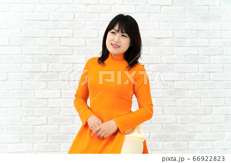 アオザイを着た女性 66922823