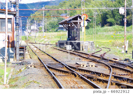 スイッチバックの線路とレトロなホームが歴史を今に伝える一畑口駅の風景 ... 島根県 出雲市(晴れ) スイッチバックの線路とレトロなホームが歴史を今に伝える一畑口駅の風景 ... 島根県 出雲市(晴れ) 66922912