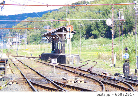 スイッチバックの線路とレトロなホームが歴史を今に伝える一畑口駅の風景 ... 島根県 出雲市（晴れ） 66922917