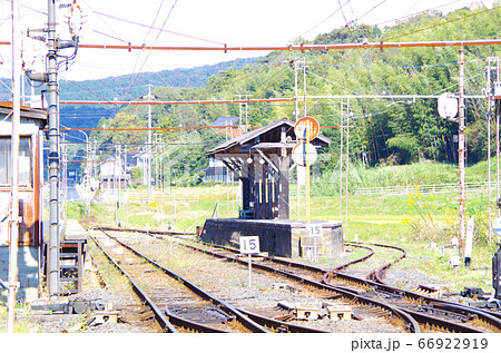 スイッチバックの線路とレトロなホームが歴史を今に伝える一畑口駅の風景 ... 島根県 出雲市(晴れ) スイッチバックの線路とレトロなホームが歴史を今に伝える一畑口駅の風景 ... 島根県 出雲市(晴れ) 66922919