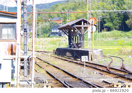 スイッチバックの線路とレトロなホームが歴史を今に伝える一畑口駅の風景 ... 島根県 出雲市(晴れ) スイッチバックの線路とレトロなホームが歴史を今に伝える一畑口駅の風景 ... 島根県 出雲市(晴れ) 66922920