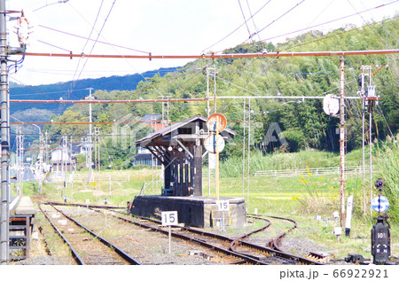 スイッチバックの線路とレトロなホームが歴史を今に伝える一畑口駅の風景 ... 島根県 出雲市(晴れ) スイッチバックの線路とレトロなホームが歴史を今に伝える一畑口駅の風景 ... 島根県 出雲市(晴れ) 66922921