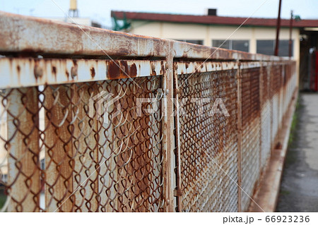 錆びた歩道橋のフェンス 流鉄流山線 小金城趾駅にて 66923236