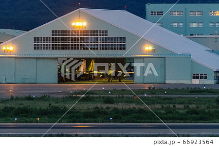 航空自衛隊小松基地の夜景 66923564