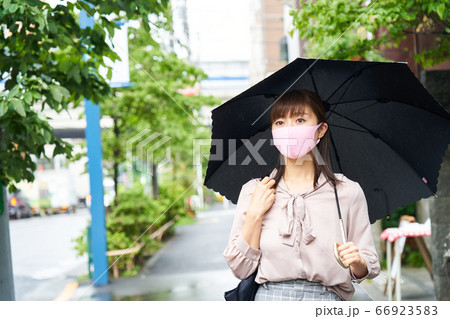 時差出勤 雨天 マスクをして傘をさすビジネスウーマン 出勤 通勤 外出 時差出勤 雨天 マスクをして傘をさすビジネスウーマン 出勤 通勤 外出 66923583