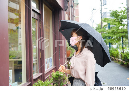 時差出勤 雨天 マスクをして傘をさすビジネスウーマン 出勤 通勤 外出 時差出勤 雨天 マスクをして傘をさすビジネスウーマン 出勤 通勤 外出 66923610
