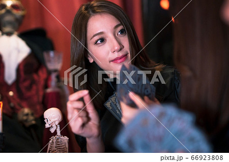 ハロウィンを楽しむ若い男女 ハロウィンを楽しむ若い男女 66923808