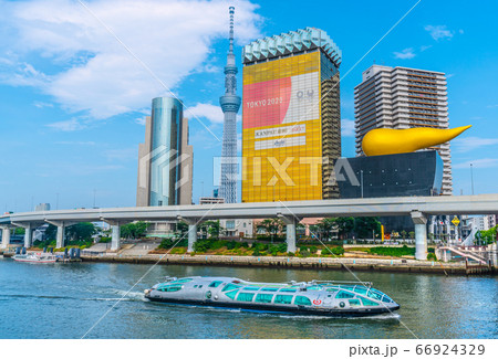 日本の東京都市景観　ヒミコや東京スカイツリー、隅田川などを望む（左奥に新名所・すみだリバーウォーク） 66924329