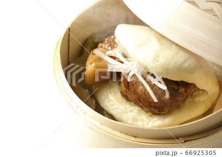 蒸篭で蒸された熱々角煮まん（白背景） 66925305
