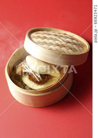 湯気が上がる蒸篭で蒸された熱々の角煮まん 66925471