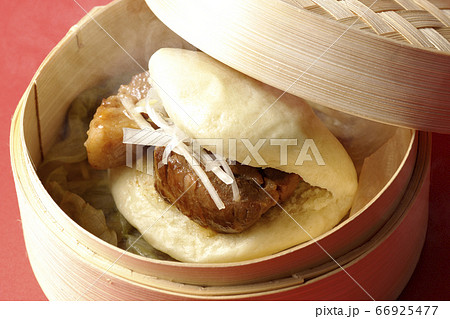 湯気が上がる蒸篭で蒸された熱々の角煮まん 湯気が上がる蒸篭で蒸された熱々の角煮まん 66925477