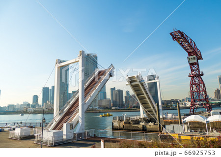 【豊洲のタワーマンションとアーバンゲートブリッジ】 【豊洲のタワーマンションとアーバンゲートブリッジ】 66925753